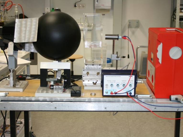 Versuchsaufbau im Labor mit verschiedenen technischen Geräten