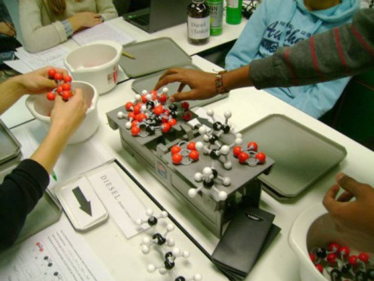 Aus Bauteilen setzen Schülerinnen und Schüler chemische Moleküle zusammen