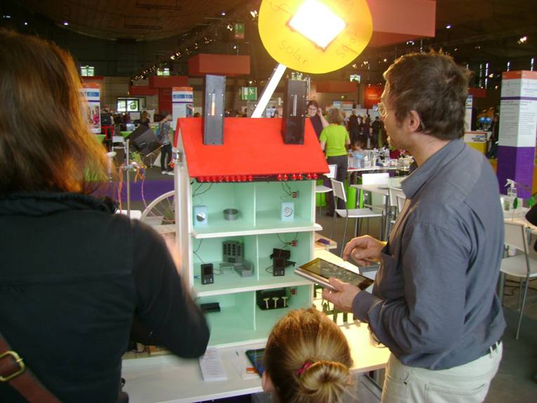 Ein kleines Modellhaus auf der Ideenexpo wird durch Solarzellen betrieben