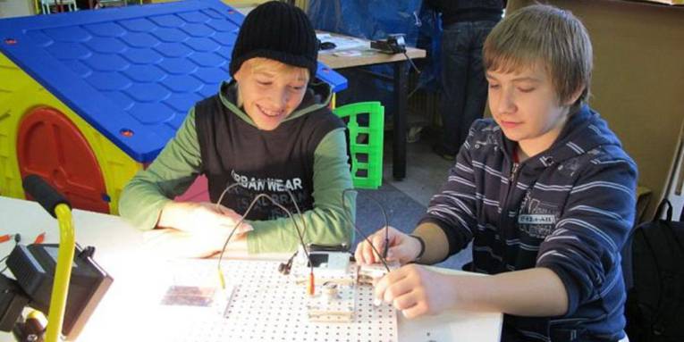 Zwei Schüler experimentieren an einem Tisch im Energie-Lab