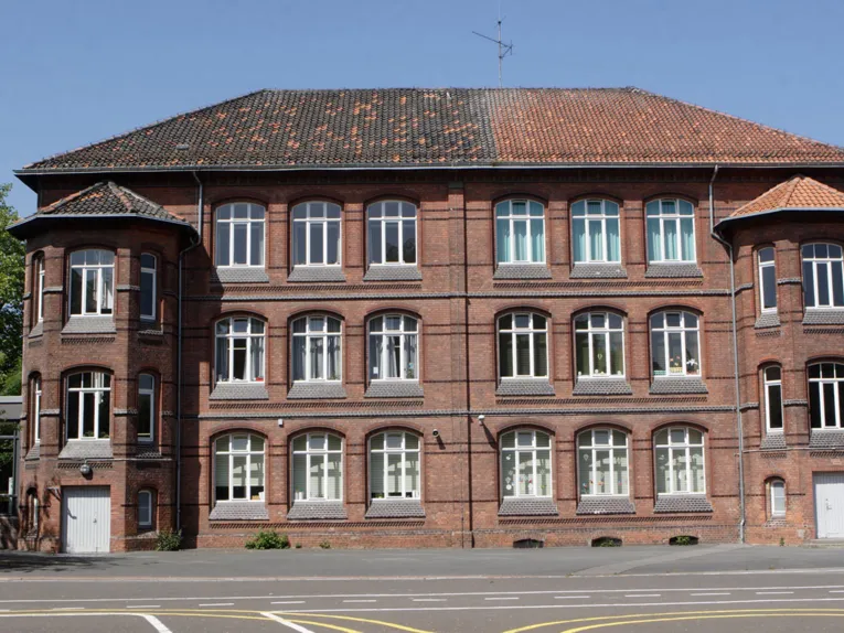 Dreistöckiges Backsteingebäude der Grundschule Kastanienhof