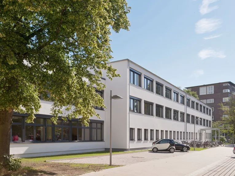 Außenaufnahme der IGS List in der Röntgenstraße