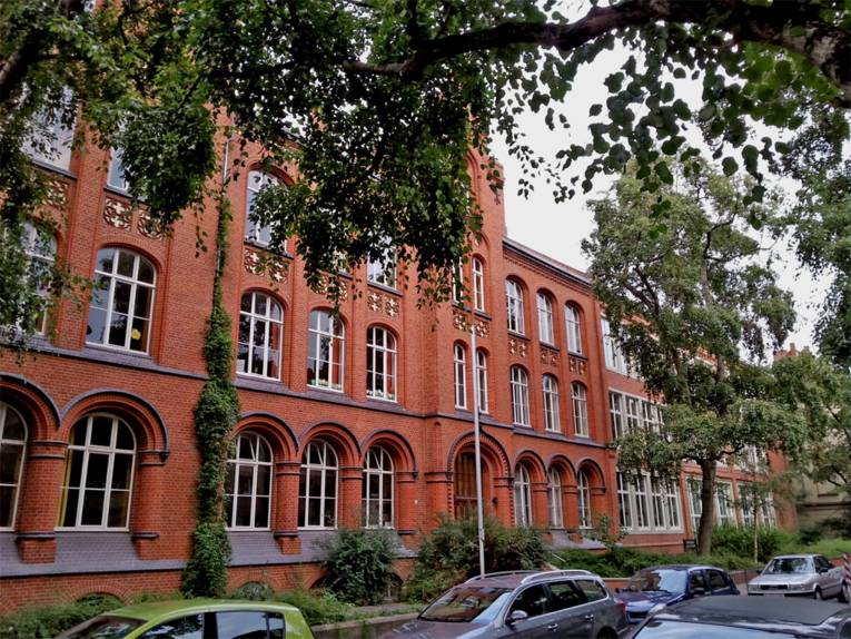 Die Grundschule Alemannstraße ist in einem roten Backsteingebäude mit historischem Flair untergebracht.