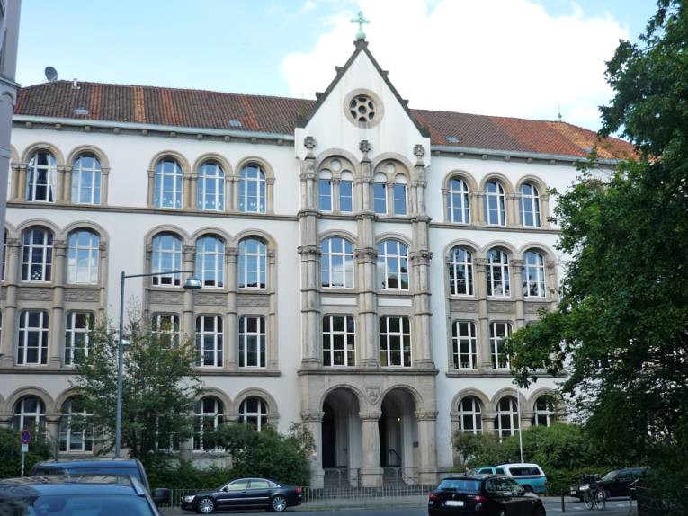 Die Grundschule Bonifatiusschule ist ein mehrstöckiges, historisches Gebäude mit hohen Räumen und Säuleneingang.