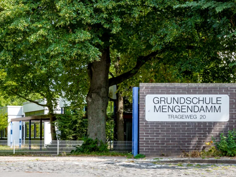 Eingang zur Grundschule Mengendamm am Trageweg 20
