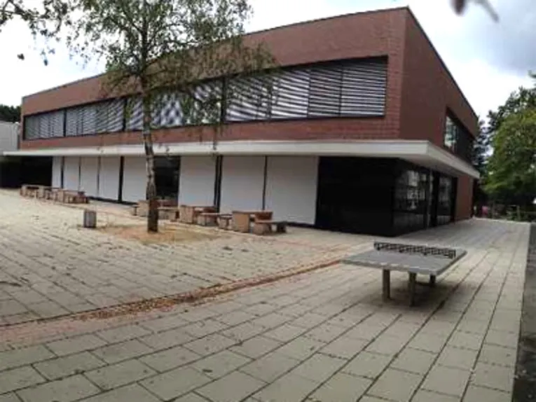 Außenansicht auf ein zweistöckiges Gebäude