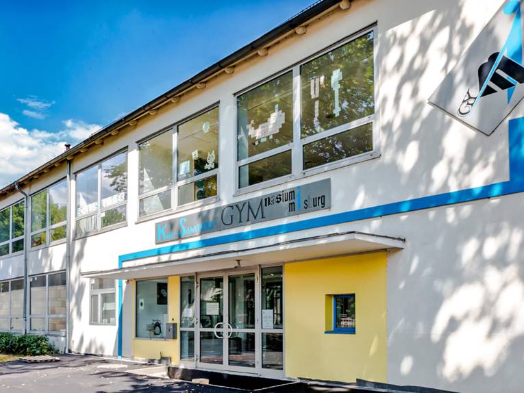 Über dem Eingang eines zweigeschossigen Flachbaus ist der Schriftzug "Kurt-Schwitters-Gymnasium Misburg" zu sehen.