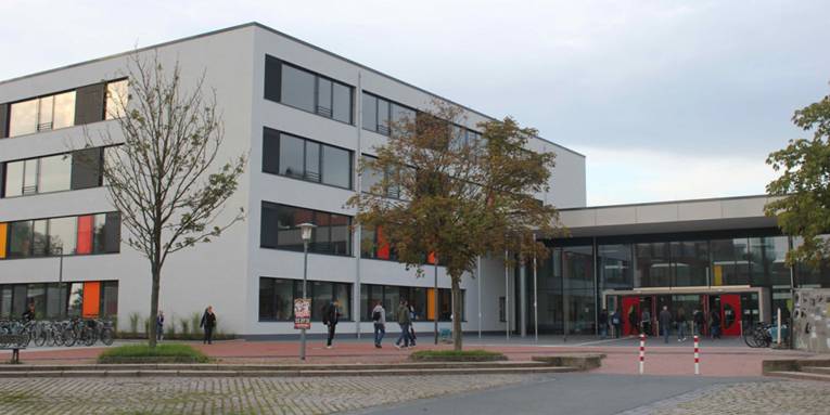 Der doppelstöckige Eingang zum vierstöckigen Gebäude der Leonore-Goldschmidt-Schule (ehemals IGS Mühlenberg)