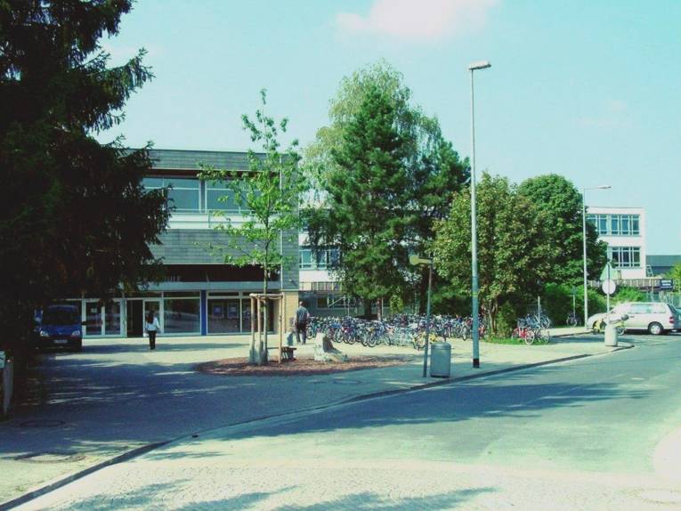 Eingang zur Pestalozzischule, einem dreistöckigen Gebäude mit davor platzierten Fahrradständern