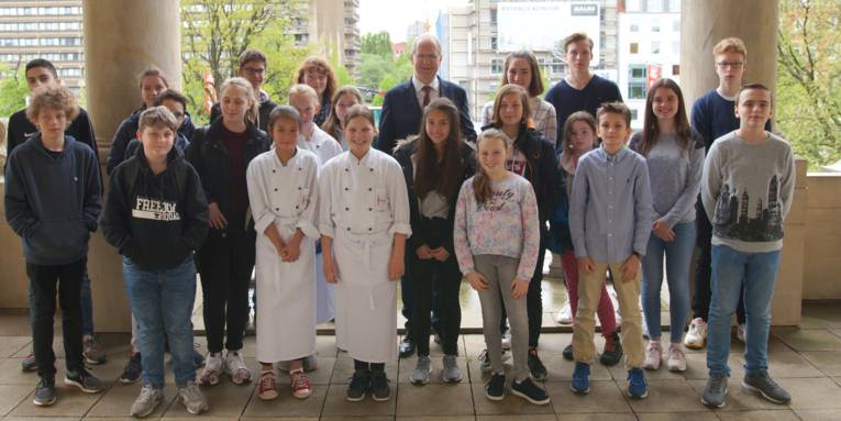 Der Oberbürgermeister mit einem Teil von insgesamt 252 Kindern und Jugendlichen, die den Zukunftstag in der Stadtverwaltung absolviert haben.