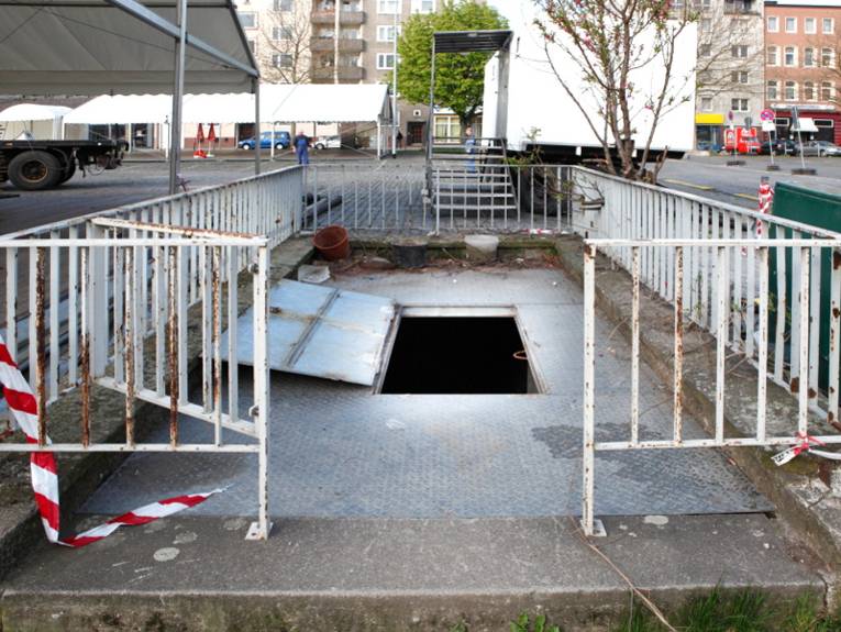 Nordeingang des Bunkers mit geöffneter Abdeckplatte, Zustand am 2. Mai 2013 