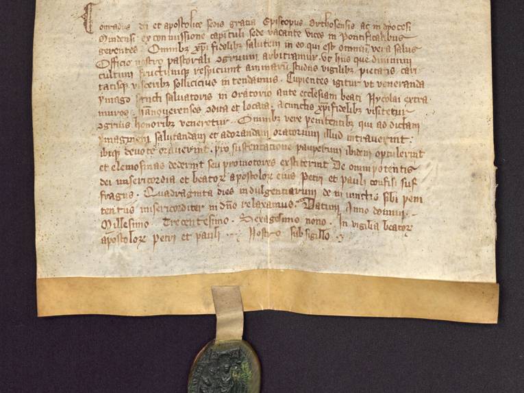 Eine historische Urkunde auf Lateinisch mit Siegel