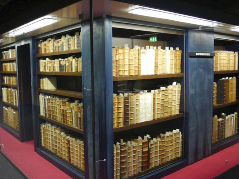 Mittelvitrine mit der Ratsbibliothek im ersten UG in der Stadtbibliothek