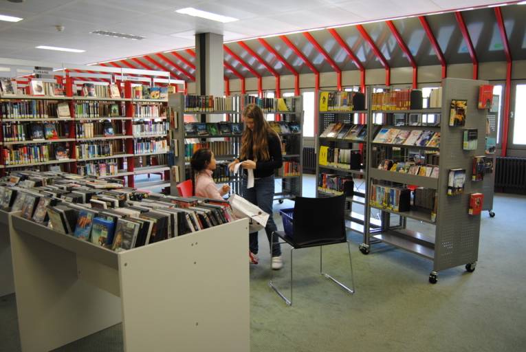 Jugendliche treffen sich in der Stadtbibliothek
