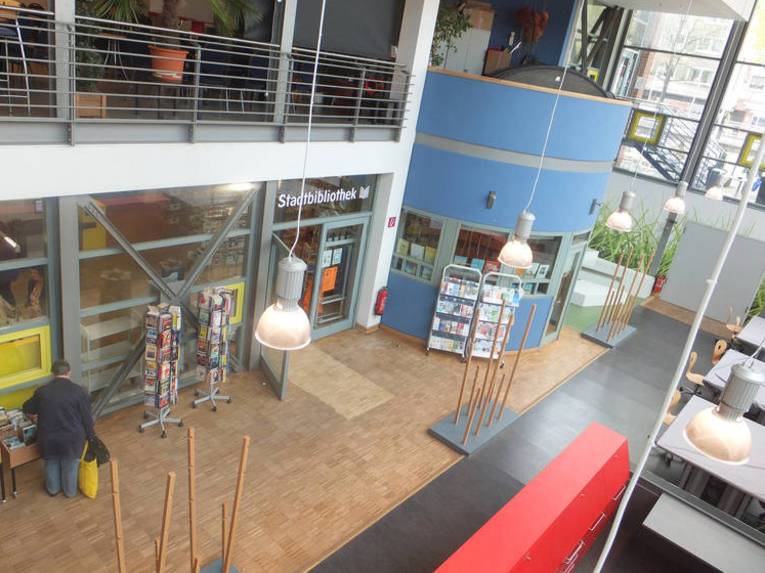 Eingangsbereich der Stadtbibliothek Vahrenwald im Freizeitheim