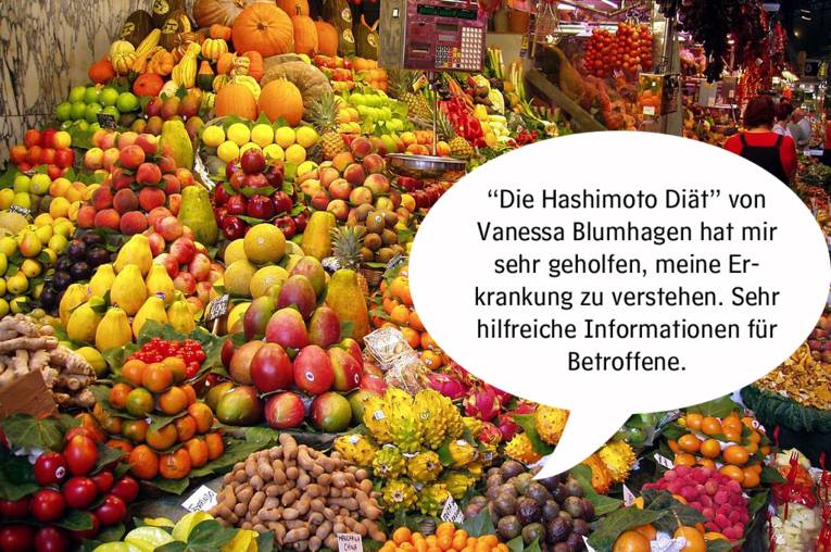 Früchte und Gemüse auf einem Marktstand mit der Leseempfehlung eines Kunden