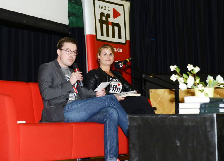 "Die Vorleser" Bezirksbürgermeister Henning Hofmann und radio ffn Moderatorin Caro Gawehns