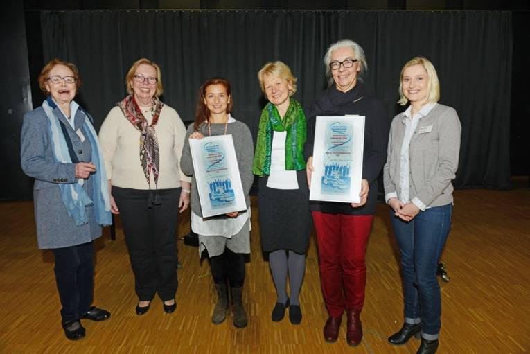 Das "Lesezeichen" wird als Kooperationspreis von Frau Gudsuzian (Leseförderung LBS) und Frau Hoffmann (Leiterin der Stadtbibliothek List) stolz entgegengenommen