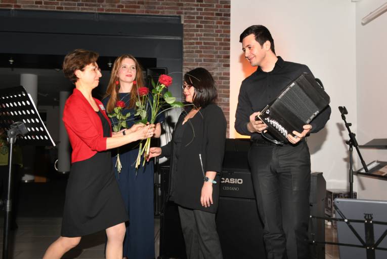 Natalia Schäfer, Teamleiterin „Musik“ der Stadtbibliothek Hannover bedankt sich bei den Künstlern