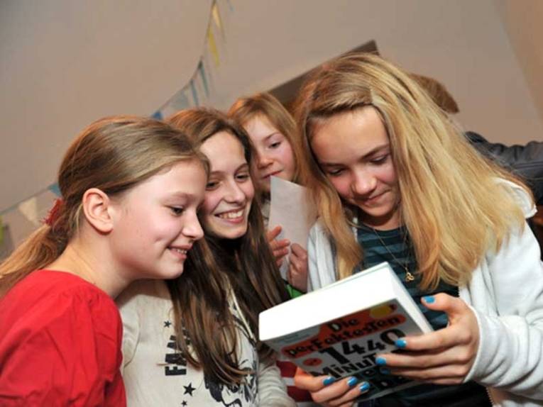 vier lesende Mädchen