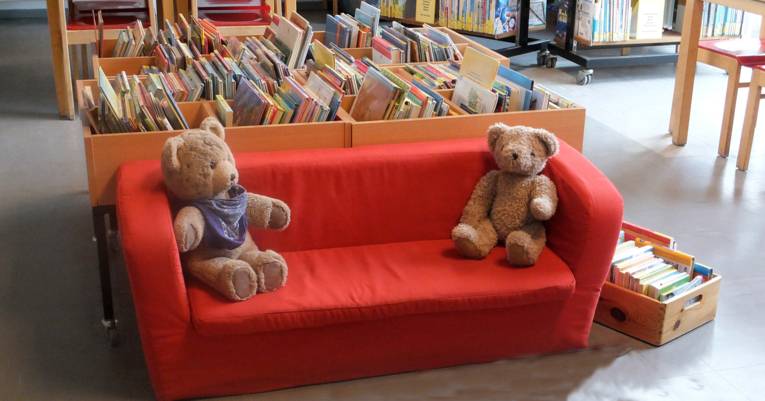 rotes Sofa mit Teddys