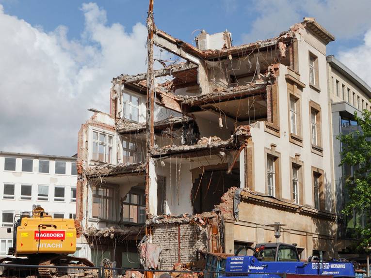 Ein altes Gebäude wird abgerissen.