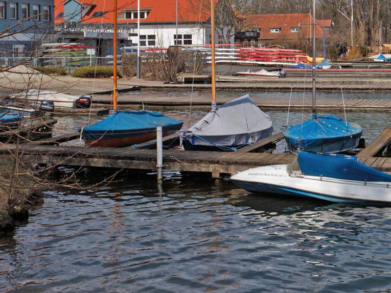 Verschiedene kleine Boote schaukeln an einem Steg im Maschsee.