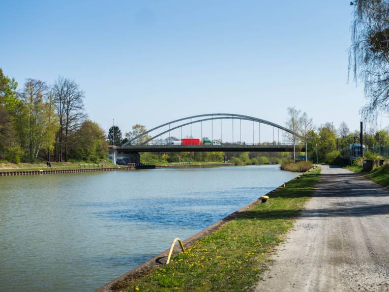Foto einer Brücke im Mittellandkanal