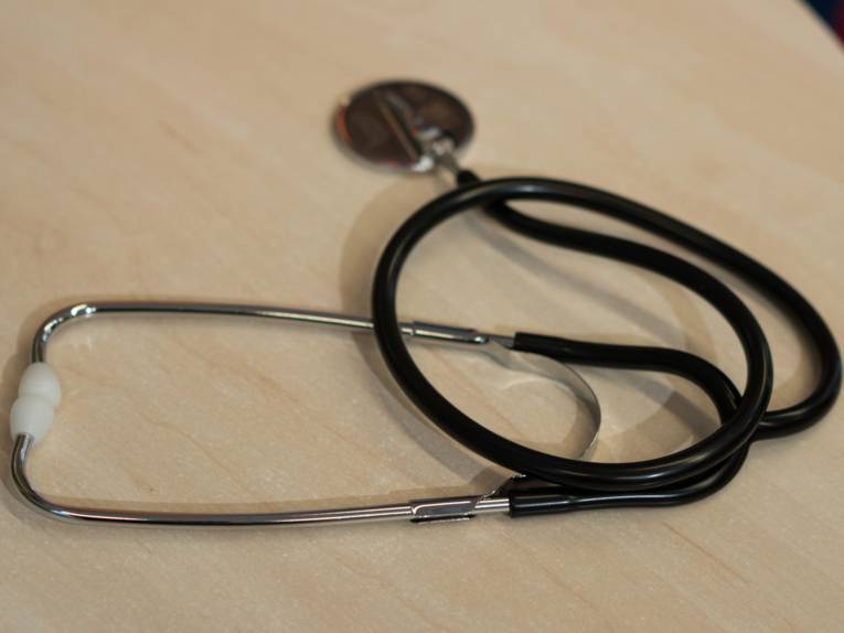 Stethoskop auf einem Tisch