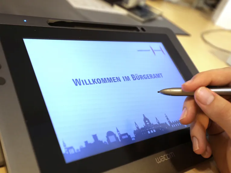 Auf einem Tablett steht "Willkommen"