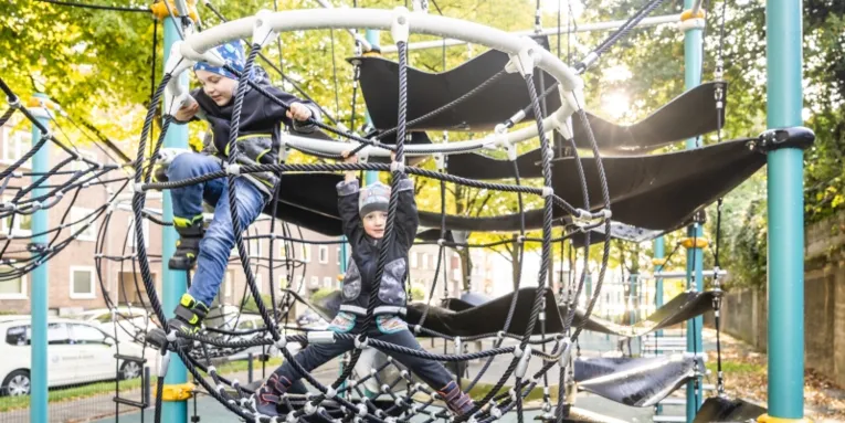 Der Spielplatz Am Hopfengarten in Hainholz ist auch für ältere Kinder und Jugendliche spannend.