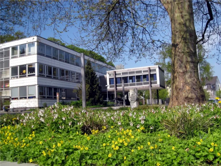 Außenansicht vom Bürgergemeinschaftshaus Ahlem. Neben dem Gebäude steht ein sehr großer Baum.