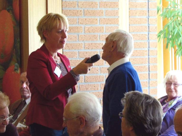 Frau Vogt-Janssen im Gespräch mit dem ältesten Besucher der Veranstaltung.