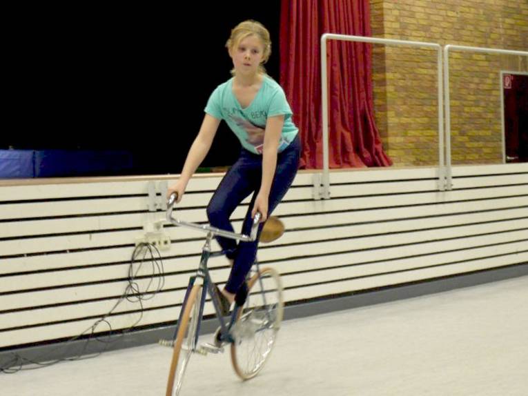Mädchen beim Kunstradfahren
