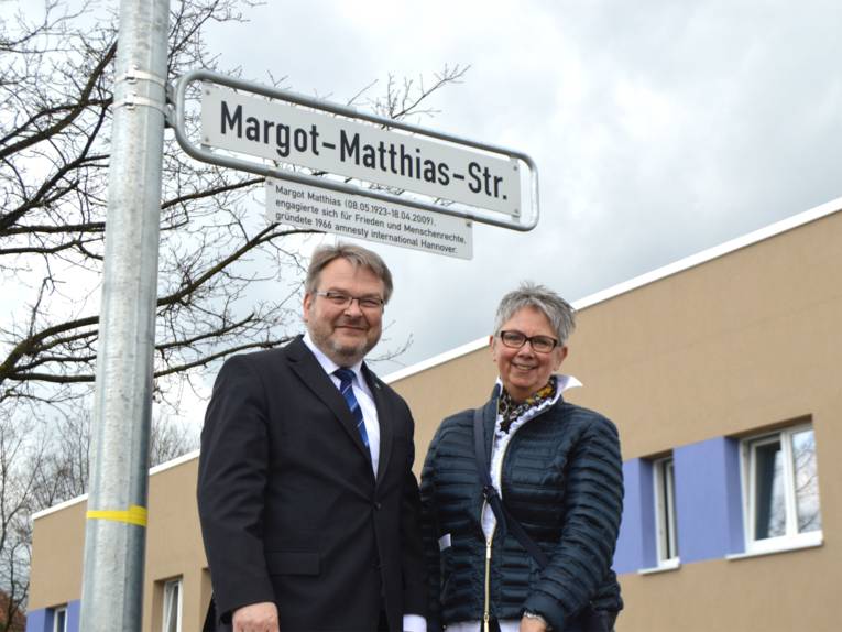 Bürgermeister Thomas Hermann und Bezirksbürgermeisterin des Stadtbezirkes Ahlem-Badenstedt-Davenstedt, Frau Brigitte Schlienkamp enthüllen das neue Straßenschild.