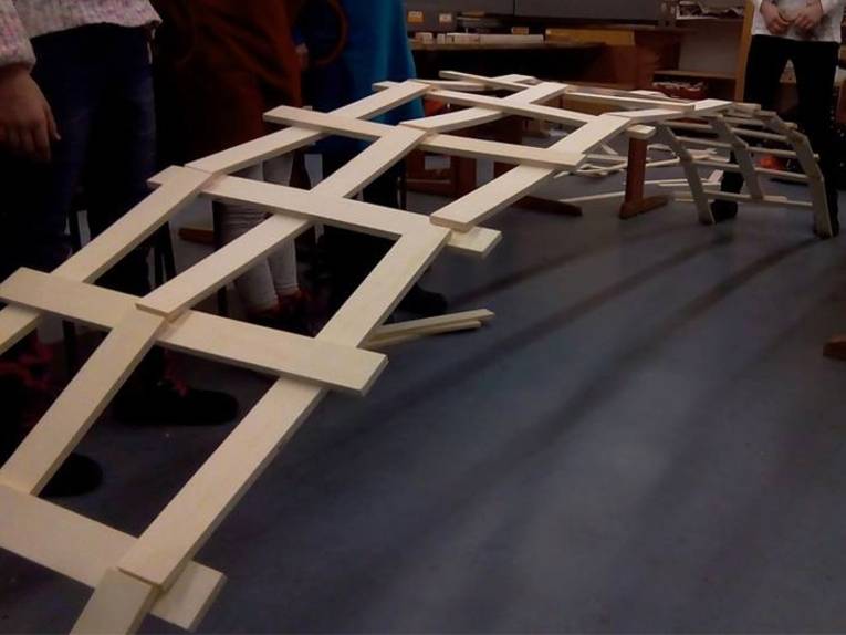 Auf dem Bild ist ein großes Modell einer Brücke zu sehen.