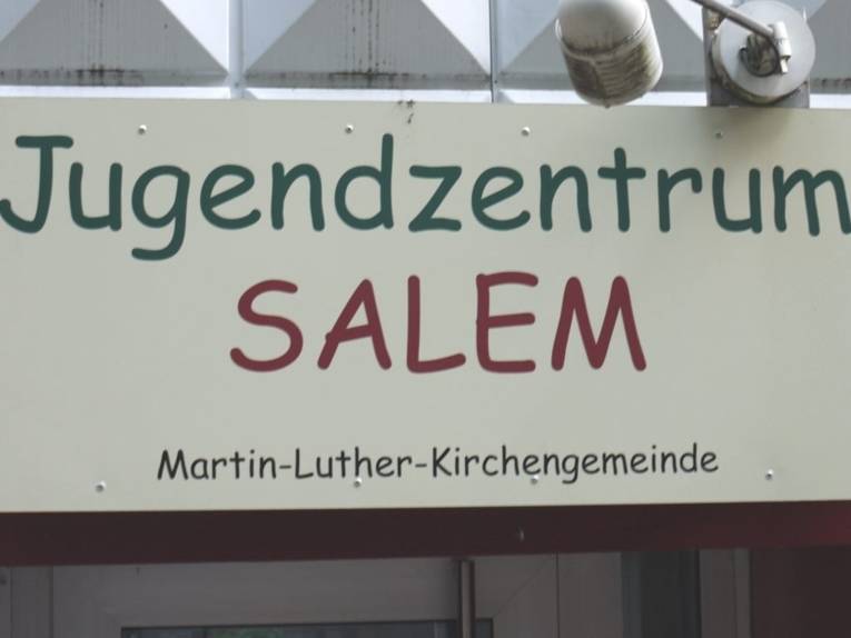 Schild über dem Eingang zum Jugendzentrum Salem