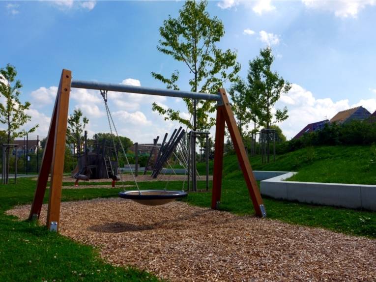 Auf dem Bild ist ein Spielgerät auf einem Spielplatz zu sehen.