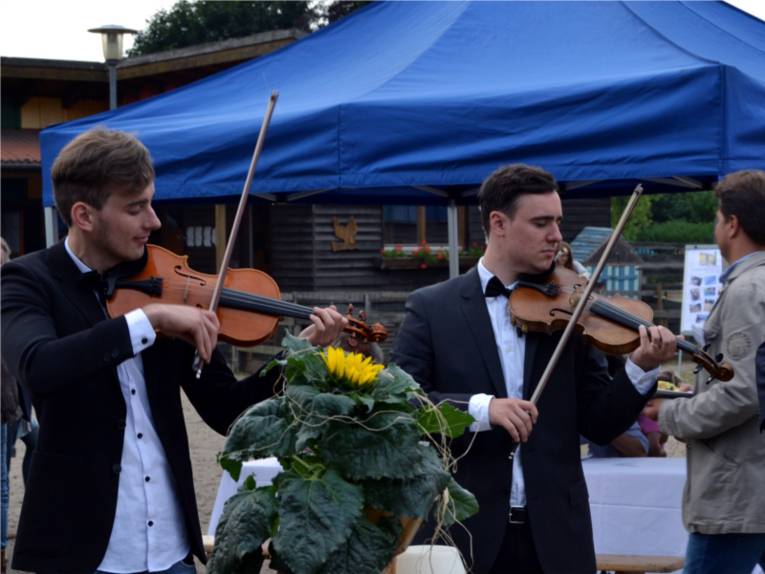 Die Gruppe „The Violin Guys Reloaded“ spielten beim Stiftungsgeburtstag auf dem Stadtteilbauernhof.