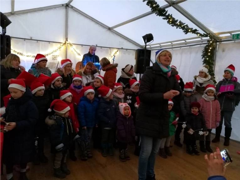 Im gemütlich geschmückten Adventszelt auf dem Sahlkampmarkt haben die Kinder des Chors "Bunte Töne", unter Anleitung von Irina Janz und unter musikalischer Begleitung von Konstantin Schneider, mit kräftiger Stimme Weihnachtslieder vorgetragen.