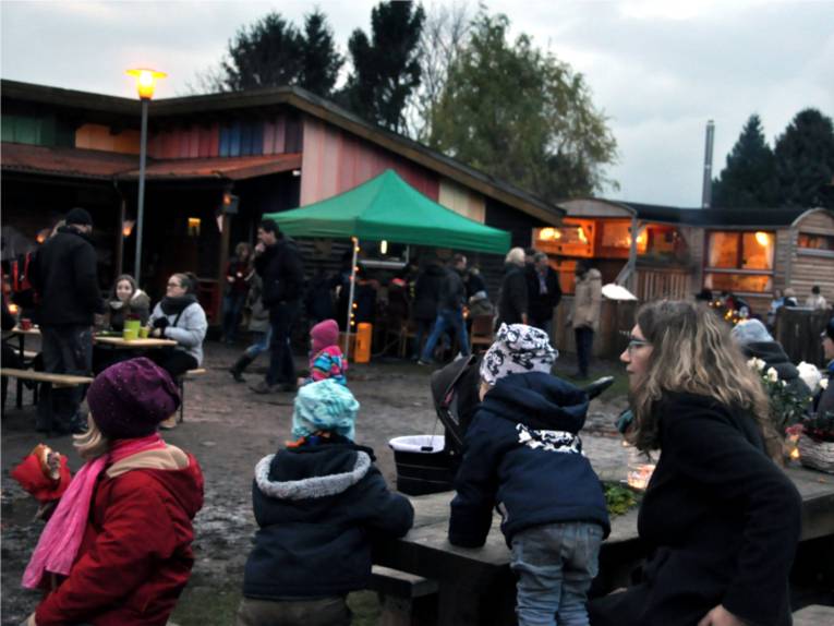 Rund 200 kleine und große Bauernhof-Fans kamen zum Herbstfest „Feuer und Flamme zum Matching-Fond“ am Freitag, 24. November zum Stadtteilbauernhof.