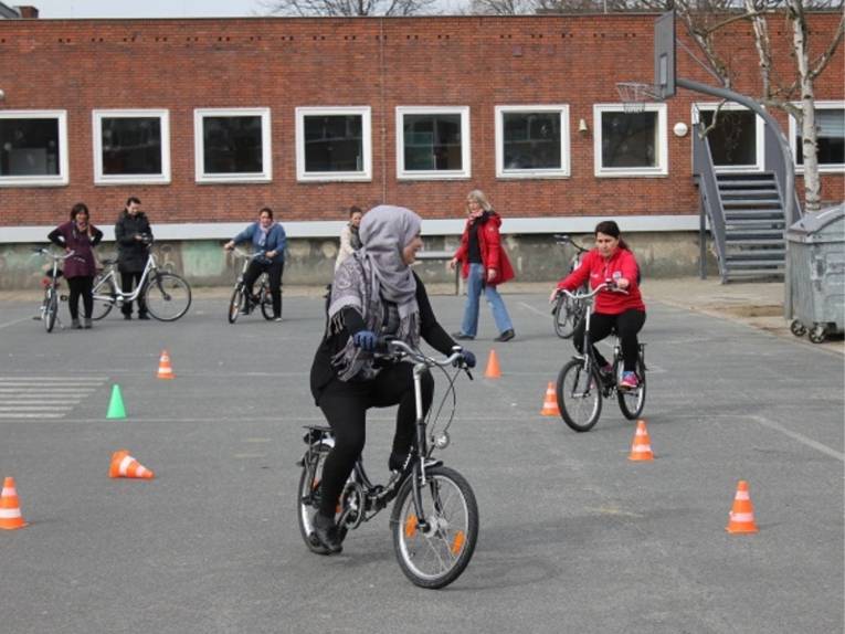 Mehrere Frauen beim Fahrsicherheitstraining.