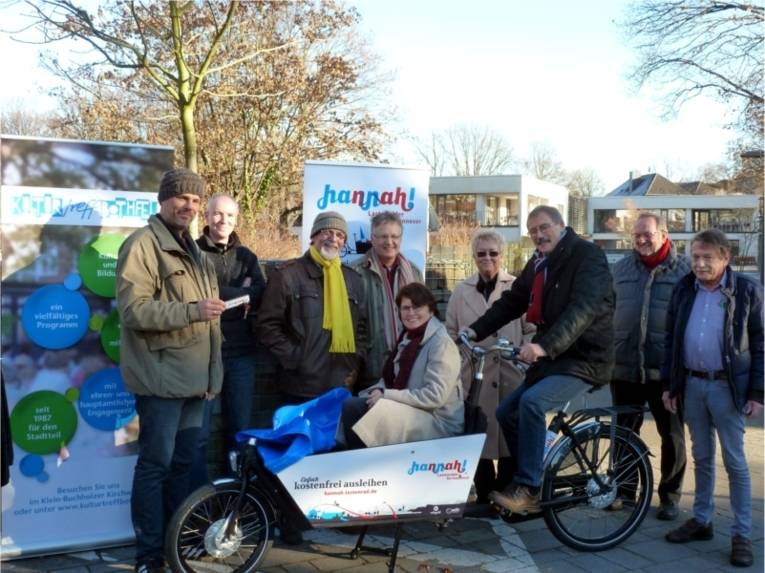 Gruppenfoto: Lars Wichmann (Velogold) Matthias Schmidt (Kulturtreff Bothfeld), Wolfgang Butz (Bezirksratsmitglied FDP), Eberhard Röhrig-van der Meer (ADFC), Martina Raab(Stadtbezirksmanagerin), Ernegrit Emmelmann (Bezirksratsmitglied CDU), Harry Grunenberg (Bezirksbürgermeister SPD), Klaus Brauer (Vorstand Kulturtreff Bothfeld), Horst Schoeneich (Blumenladen Schoeneich).