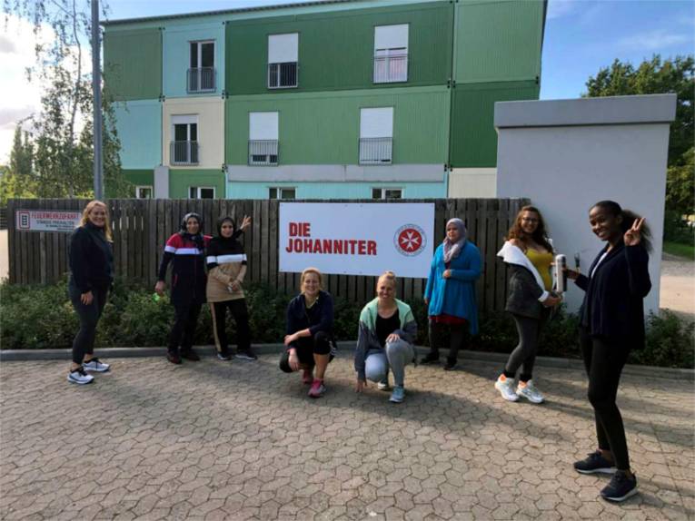 Sie liefen ihre individuelle Trainingsstrecke bei der Benefiz-Aktion „Solo auf zwei Laufschuhen für den guten Zweck“: Die Frauengruppe um Sozialarbeiterin Lea Köditz de Perez (4.v.l.) aus dem Flüchtlingswohnheim Vahrenheide der Johanniter Unfall-Hilfe.