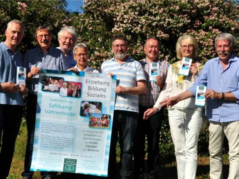 Auf dem Bild sind die Stiftungsratsmitglieder Wilm Janssen, Harry Grunenberg und Christian Bodenstedt, Stiftungsvorstandsmitglieder Ursula Schroers und Frank Schweitzer sowie die Stiftungs-Aktiven Wolfgang Jarnot, Hannelore Keßler und Manfred Gutzmer zu sehen.