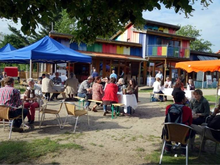 Viele Menschen sind bei dem Stiftungsfest am 10. Juni 2016 auf dem Stadtteilbauernhof Sahlkamp dabei.