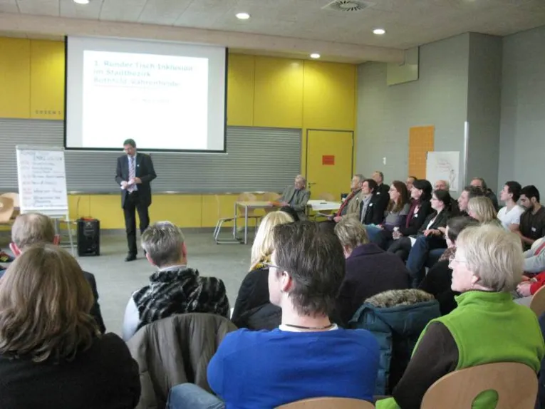 Zahlreiche Teilnehmer beim Treffen Runden Tisch Inklusion in der Herschelschule.