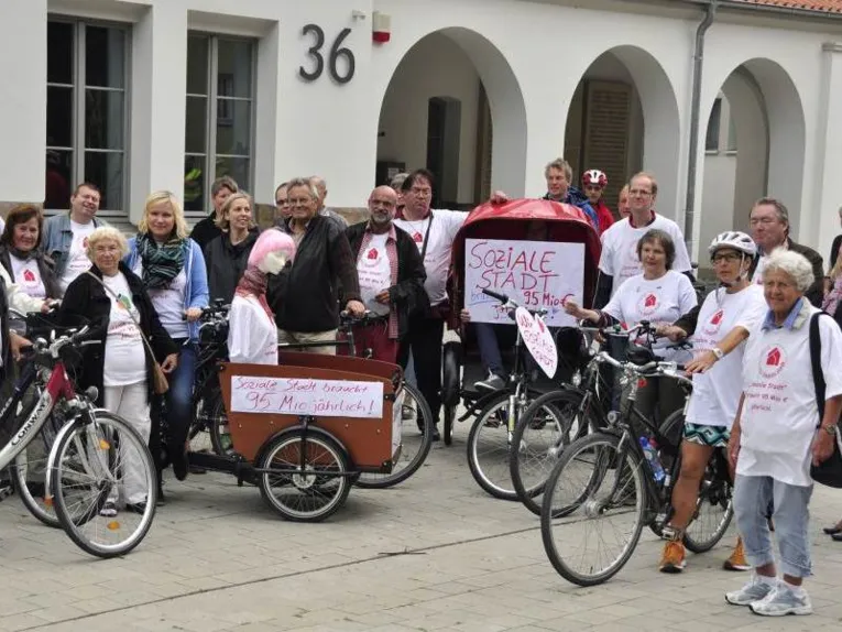 Soziale Stadt“ findet großen Anklang – „Hannoversche Initiative für Soziale Stadt (HISS)“ radelt mit Interessierten durch vier Stadtteile.