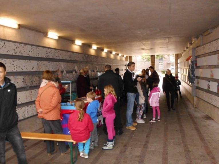Der Kleefelder Bahnhofstunnel als Museum für Kinderkunst.