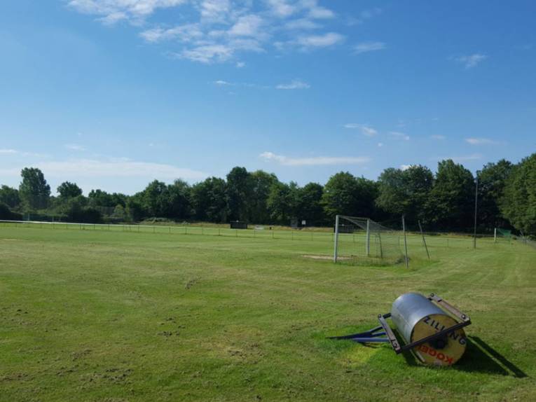 Ein Fußballfeld im Sonnenschein